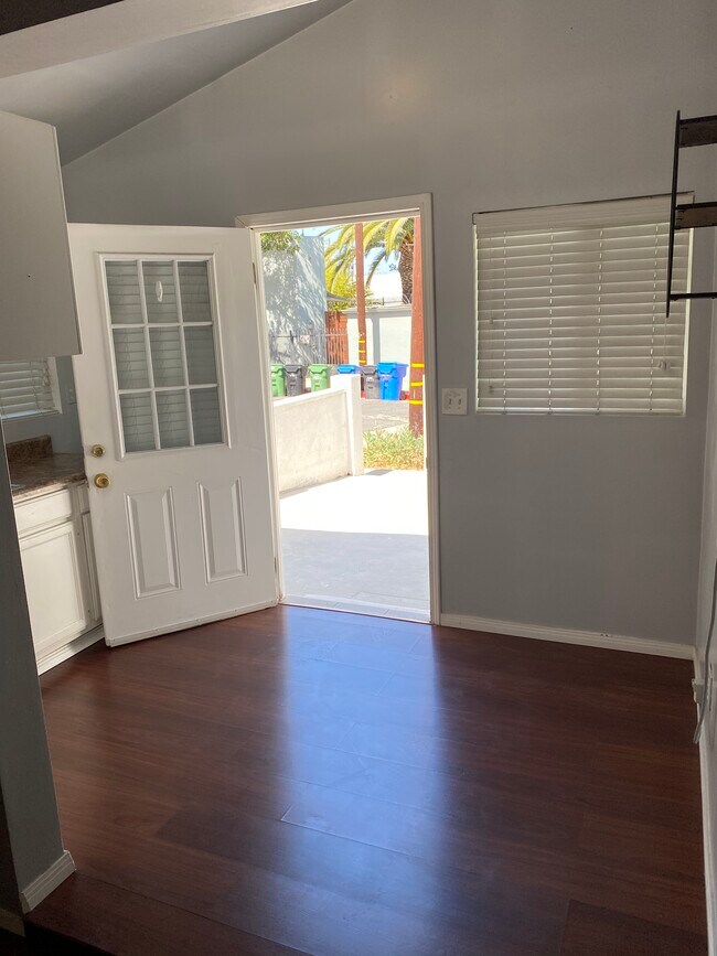 Building Photo - 3017 Sentney Ave