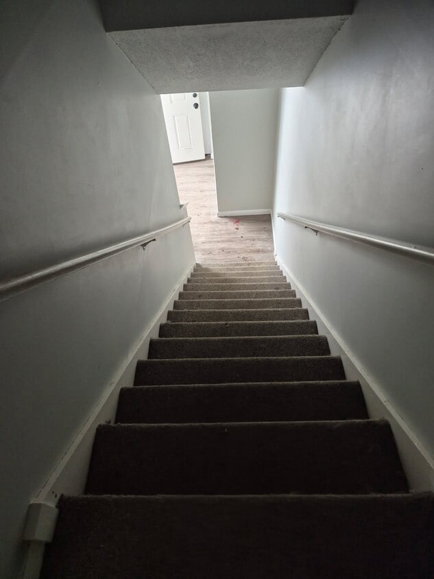 Building Photo - C3 Grandview Dr