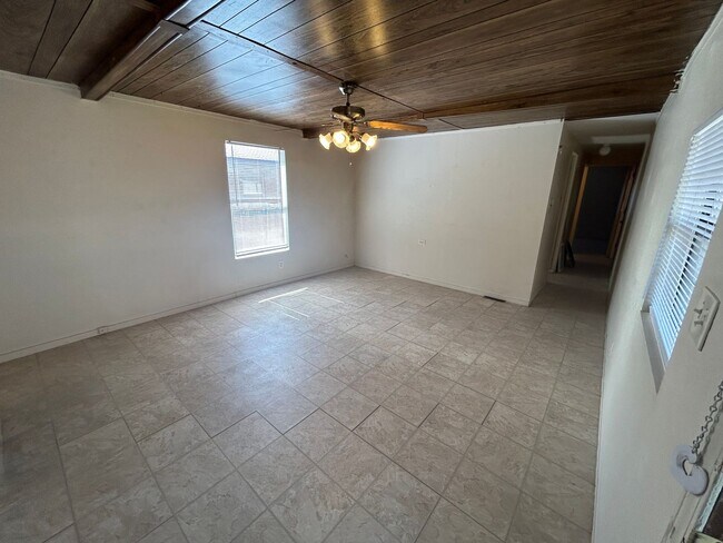 Building Photo - 2 bedroom 1 bath home with a storage shed!