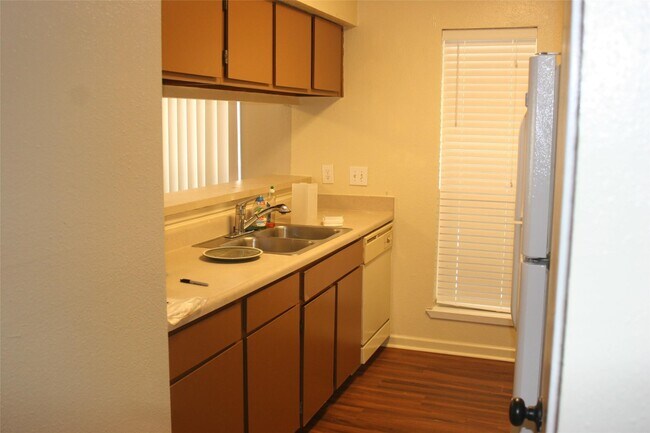 Foto del edificio - 16303 Lyons School Rd