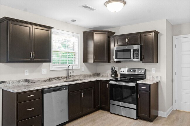 Foto del edificio - 3 Bedroom 2 1/2 Bath Pet Friendly Home For Rent!