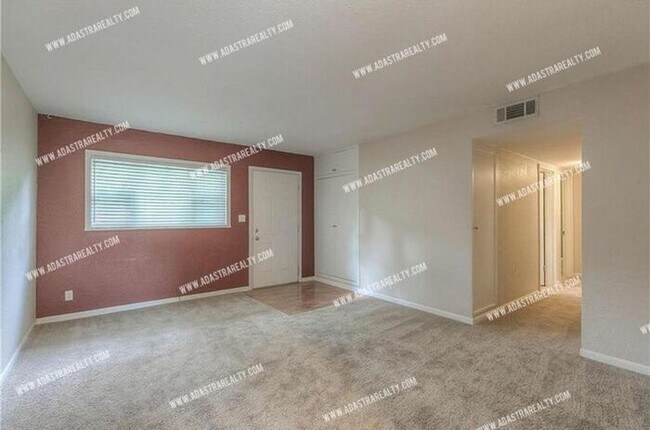 Foto del edificio - Adorable North Overland Park Home-Available in APRIL!!