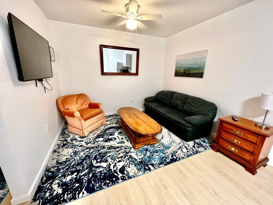 Foto del edificio - Charming 1 bedroom/1 bathroom backhouse | Prime Lubbock Location