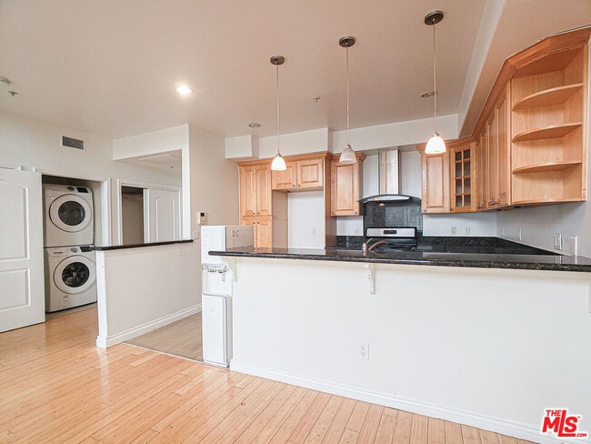 Building Photo - 1042 S Kingsley Dr