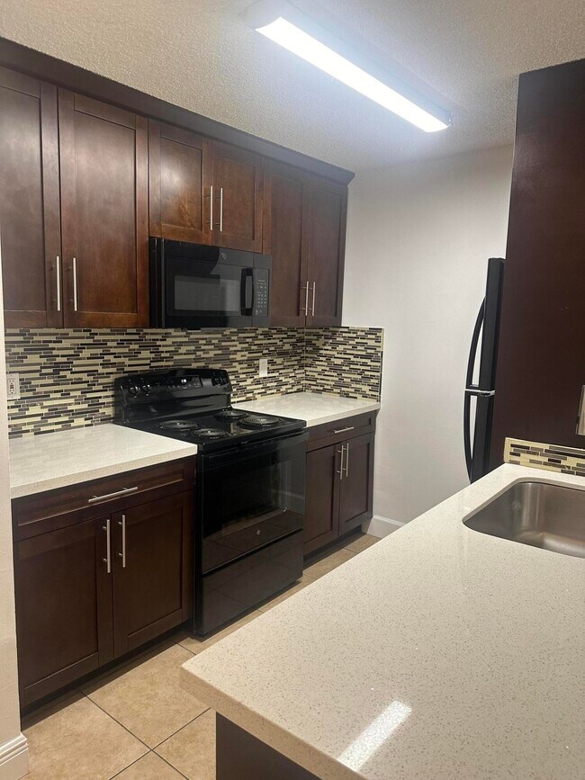 Foto del edificio - 1824 Meadows Cir W