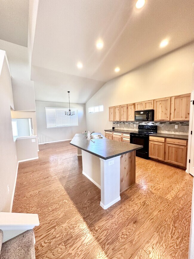 Building Photo - 933 Ponderosa Dr