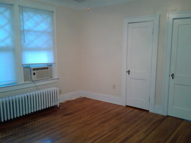 Middle room - 872 N Barksdale St