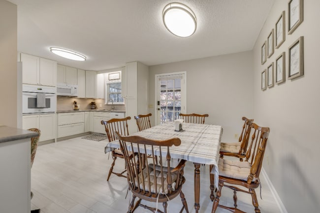 Foto del edificio - 5013 Emerald Dr