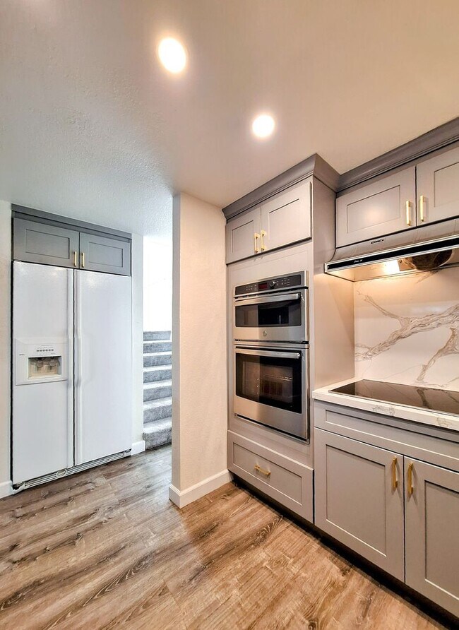 Foto del edificio - Spacious Two-Story 3bd Townhouse With Private Patios, Balcony, & Garage