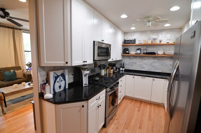 Building Photo - 1351 W Webster Ave