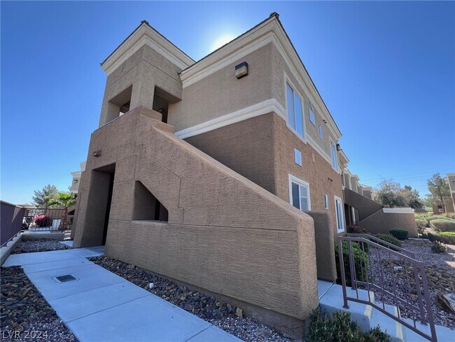 Foto del edificio - 8070 W Russell Rd