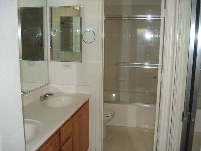 Foto del edificio - 2 Bedroom 2.5 Bath near S. Jones & W. Wind...