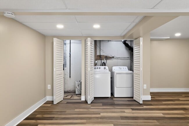 Building Photo - Newly Refinished 2 Bedroom Townhome