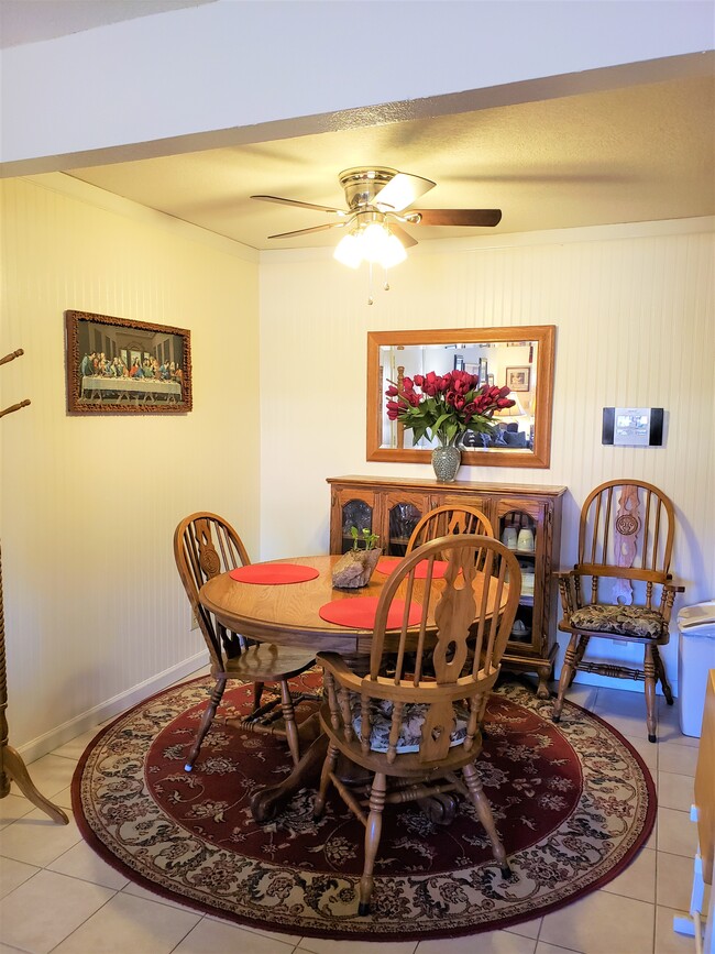 Cozy Dining Room - Arlington Apartments