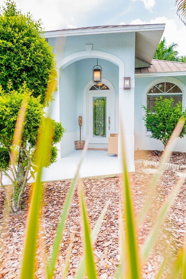 Building Photo - ** WEEKLY RENTALS, STUNNING HEATED POOL HO...