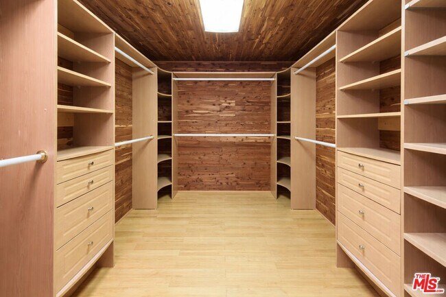 Building Photo - 9305 Beverlycrest Dr