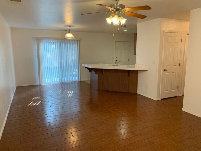 Building Photo - Middle unit available in NW Visalia!