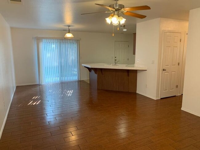 Foto del edificio - Middle unit available in NW Visalia!