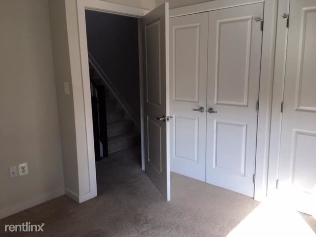 Building Photo - 4 br, 2.5 bath Townhome - 1702 N Calvert St