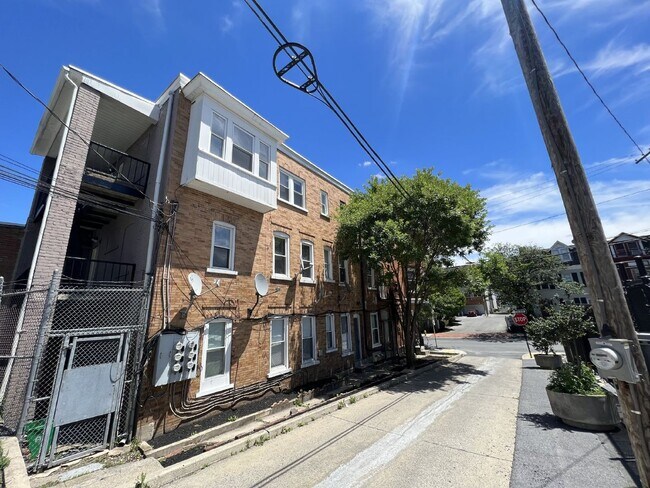 Building Photo - 831 Walnut St