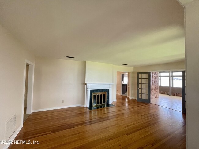 Building Photo - 1016 Holmesdale Rd