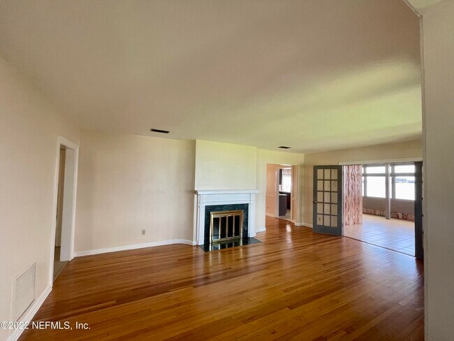 Foto del edificio - 1016 Holmesdale Rd