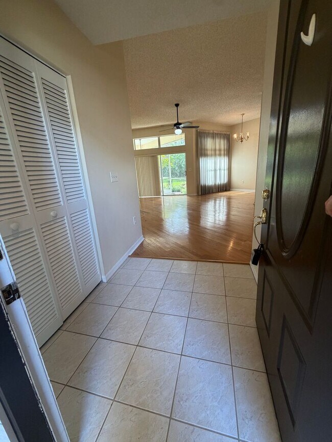 Foto del edificio - First floor condo in gated East Lake Woodlands of Oldsmar with one car garage
