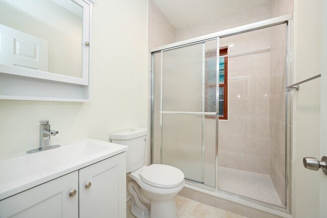 Foto del edificio - 84 Rogers Ave