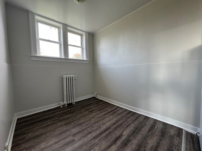 Photo du bâtiment - 208 Giles Blvd E