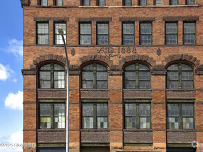 Building Photo - 145 River St