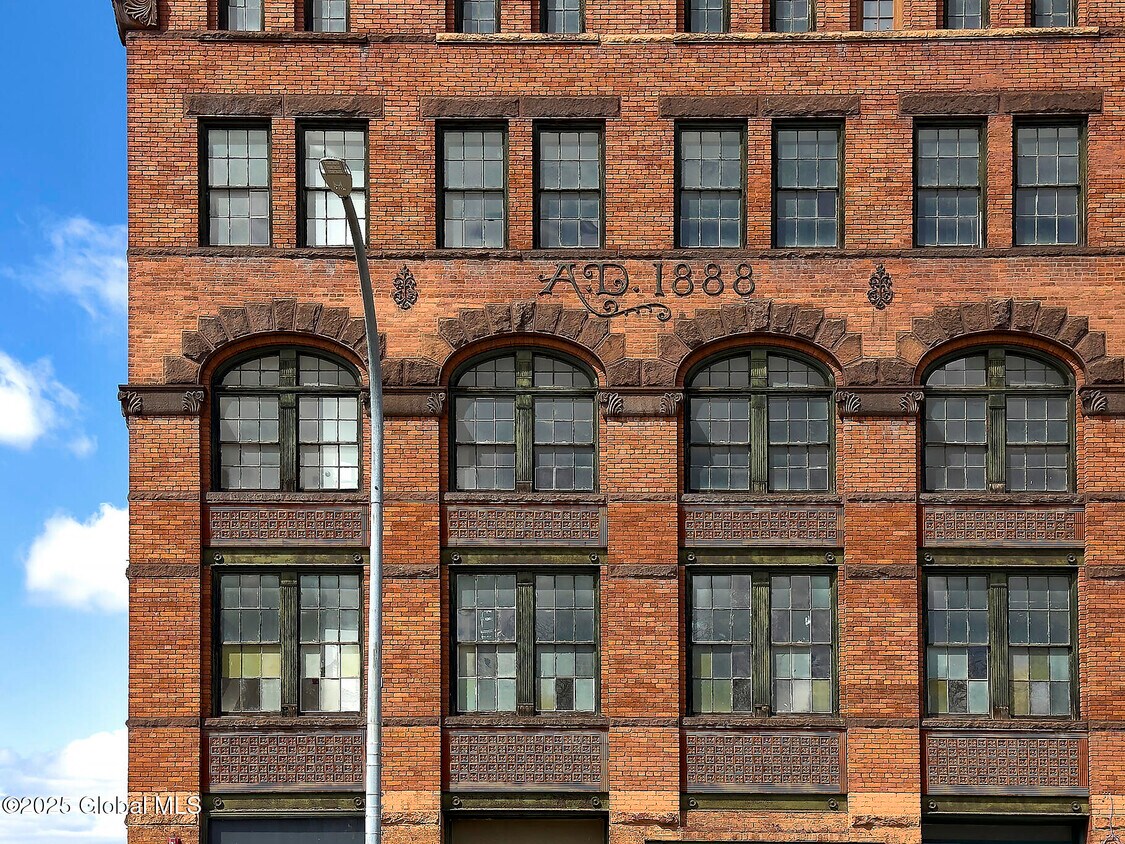 Primary Photo - 155 River St