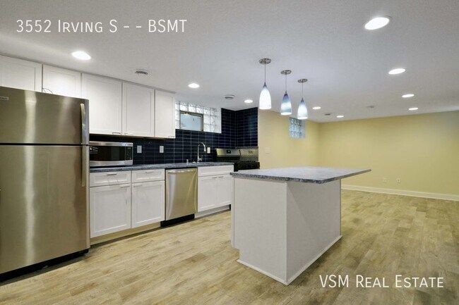 Foto del edificio - Renovated 1 Bed/1 Bath Unit Next To Lake B...