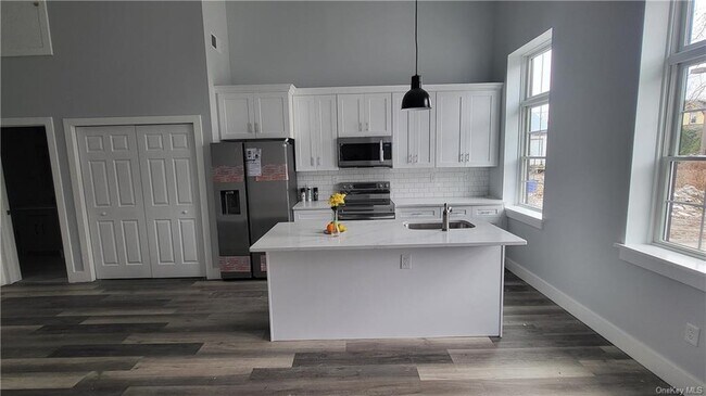 Building Photo - 826 Main St