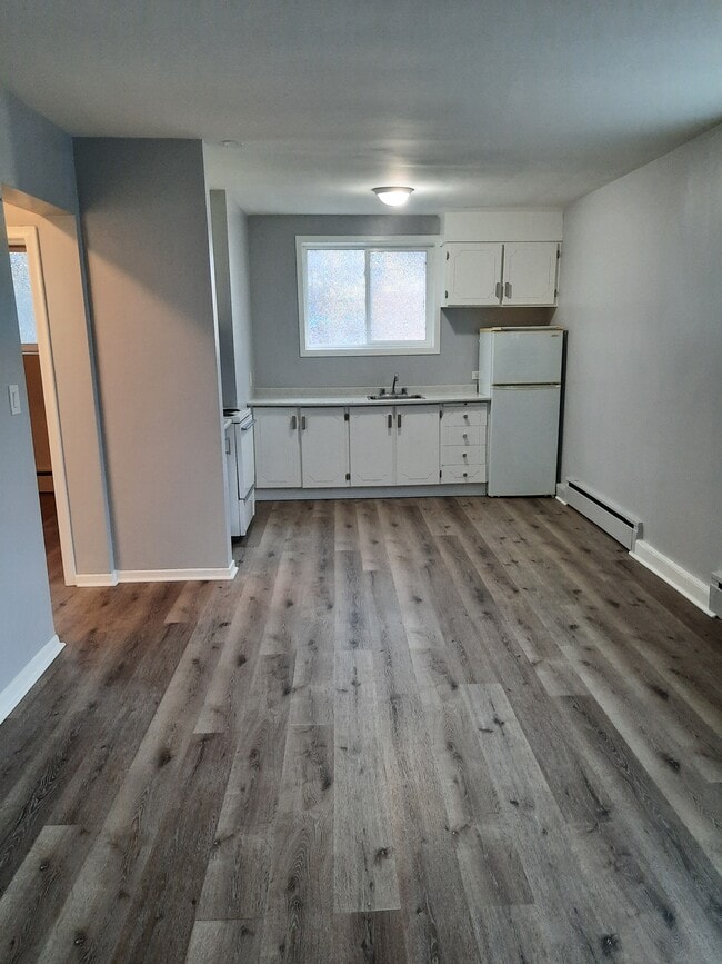 Building Photo - 2 BEDROOM APARTMENT IN MATURE NEIGHBOURHOO...