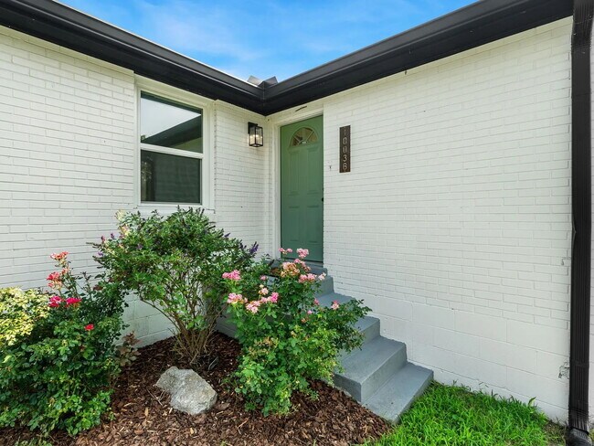 Foto del edificio - 2 Bedroom, 1 Bathroom Duplex Near Woodbine...