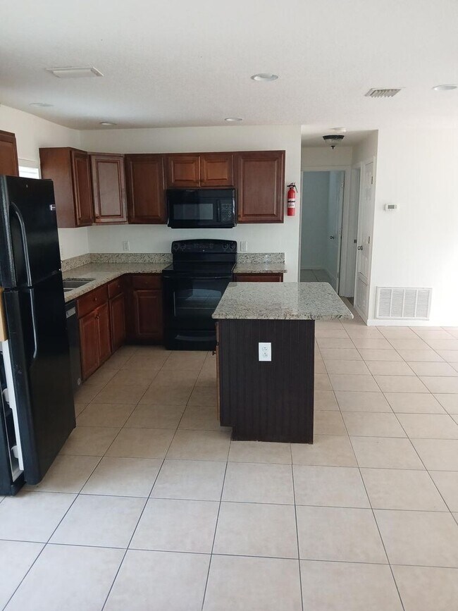Foto del edificio - Remodeled, 4 Bedroom, 2 Bathroom close to schools, shopping and highways ...