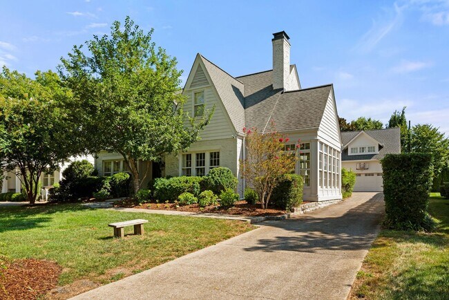 Building Photo - Luxury unfurnished 4BR/4.5BA Tudor in Belle Meade Links.