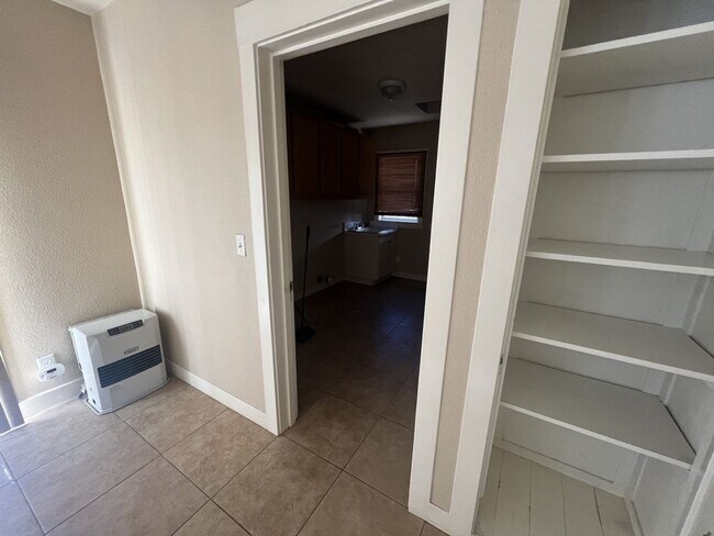 Building Photo - Charming 2 bedroom, 1-bathroom home locate...