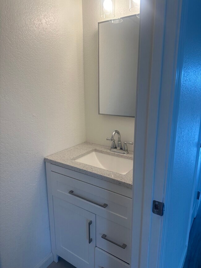 Foto del edificio - 13910 Lear Blvd