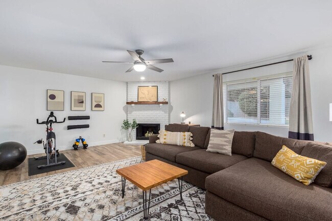 Foto del edificio - 2542 E Lynwood St
