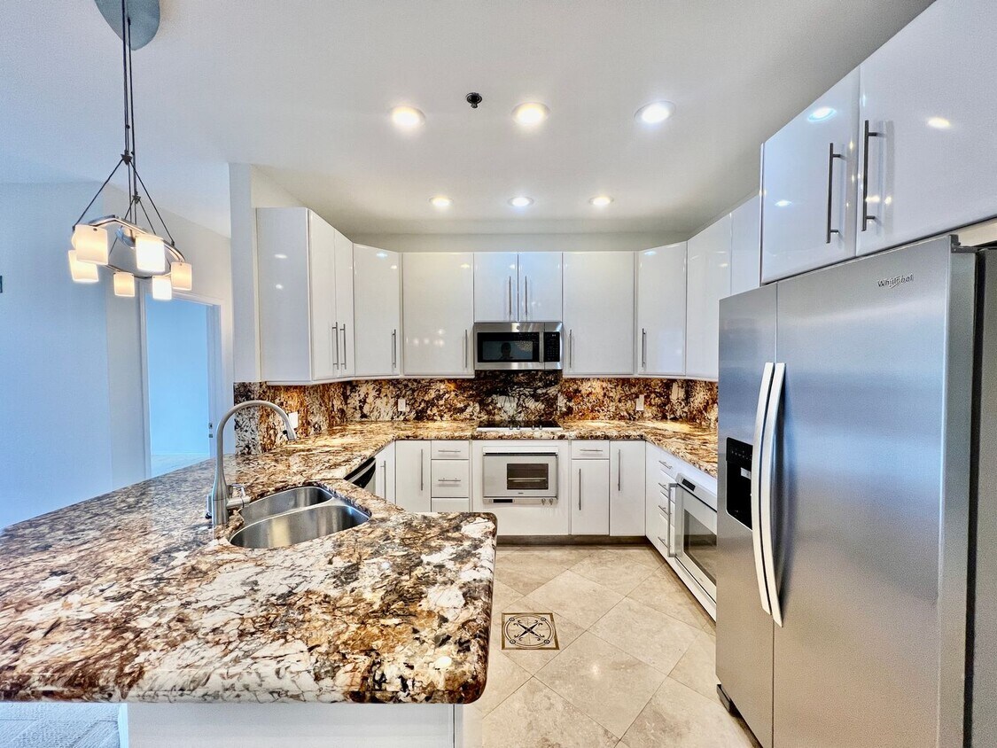 Primary Photo - Beautiful 2B/2BA condo with Reserved Parki...
