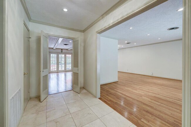 Building Photo - 7501 Briar Rose Dr