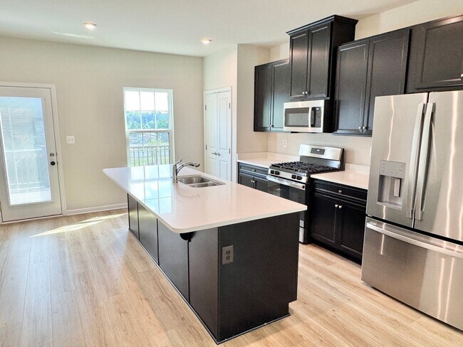 Building Photo - MINUTES TO DOWNTOWN FREDERICKBURG AND VRE ...