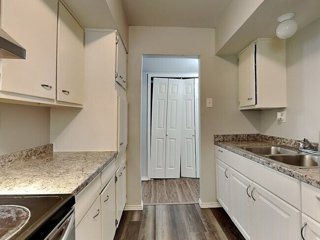 Foto del edificio - 4349 Chestnut Dr