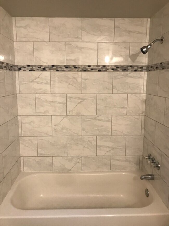 Foto del edificio - Updated, Spacious 5 Bed/2 Bath in North Lo...