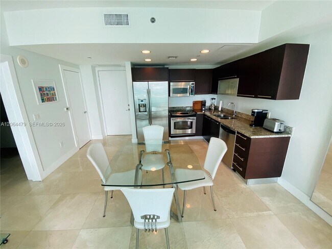 Building Photo - 950 Brickell Bay Dr