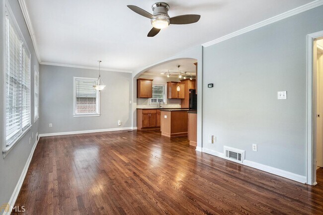 Building Photo - 818 N Parkwood Rd
