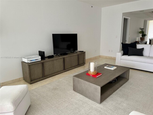 Foto del edificio - 785 Crandon Blvd