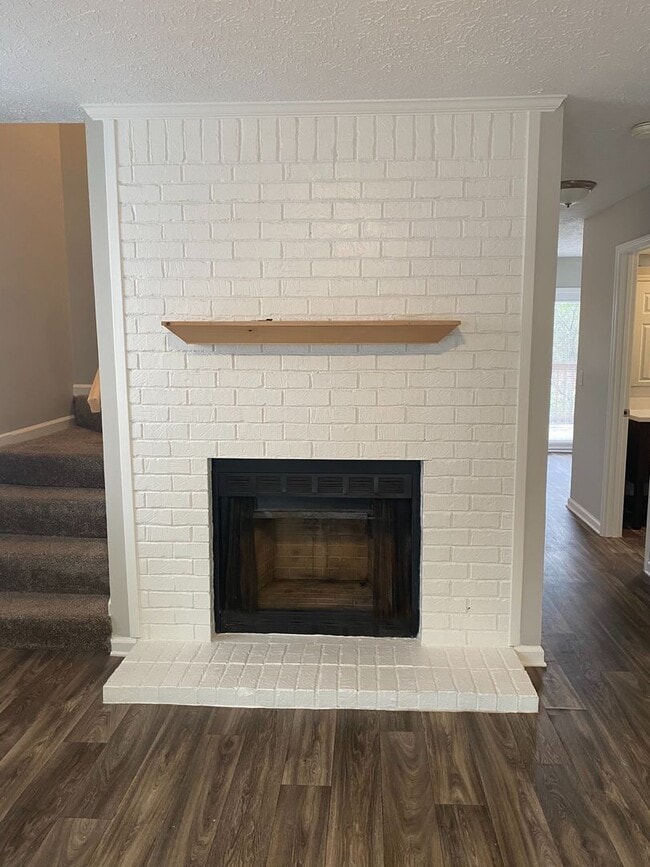 Building Photo - Spacious 4BR Townhome with Finished Basement & Community Amenities