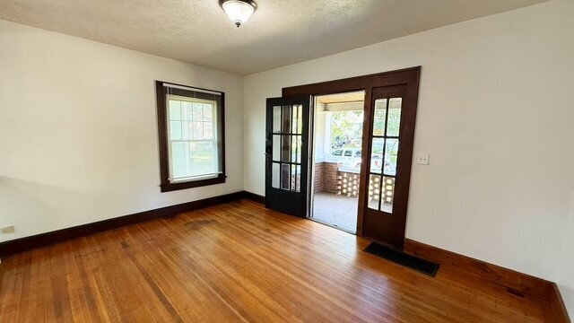 Building Photo - EAST SIDE UPDATED 3 BEDROOM CRAFTSMAN STYLE HOME AVAILABLE NOW!